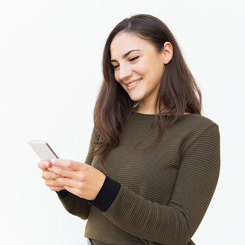 En ung kvinna använder sin telefon för att kontrollera sina dagliga CGM-data.